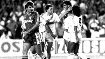 Abrazos a Butragueño tras su golazo.