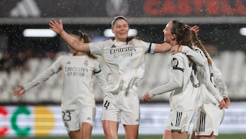 La defensa del Real Madrid María Méndez celebra un gol con sus compañeras.