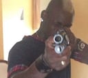 Mario Balotelli encañona a sus seguidores por sus críticas