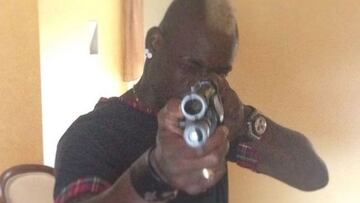 Mario Balotelli encañona a sus seguidores por sus críticas