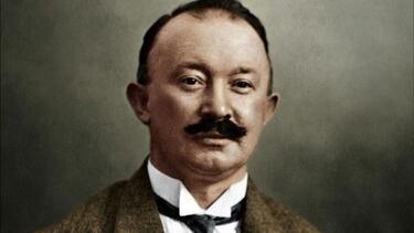 Hugo Ferdinand Boss (1885-1948) fue un sastre, modista y empresario alemán creador de la fábrica de uniformes de trabajo, ahora casa de moda Hugo Boss AG y un partidario nacionalsocialista que obtuvo la licencia del Tercer Reich para la confección de los uniformes militares en el periodo previo a la Segunda Guerra Mundial y durante este periodo para las Waffen-SS y las Wehrmacht. Después del final de la Segunda Guerra Mundial, Boss fue procesado por un tribunal de la RFA y multado con 80 000 marcos alemanes por su participación en la estructura nacionalsocialista.

A su muerte, en 1948, la empresa volvió a fabricar uniformes para trabajadores de correos y la policía. Presentó sus primeros trajes de vestir para hombre pero no se centraría en la ropa masculina de moda hasta 1970, cuando además empezó a operar internacionalmente. Actualmente pertenece en buena medida a un grupo de inversión británico y es marca reconocida a nivel mundial.