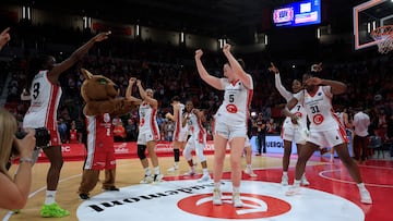 Las jugadoras de Casademont Zaragoza celebran la victoria tras ganar al USK Praga en el partido de EuroLiga femenina que se disputó hoy miércoles en el pabellón Príncipe Felipe, en Zaragoza.