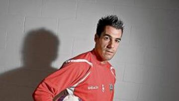 <b>LA FIGURA. </b>Álvaro Negredo posa para AS en las entrañas del Mediterráneo. El delantero madrileño no se ha perdido aún ningún partido, pero Gonzalo Arconada ha estado pendiente de dosificarlo. De hecho, ha sido sustituido en las cuatro jornadas.