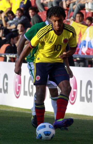 VOLANTES: Juan Cuadrado, Colombia. El mediocampista se fue a Chelsea desde la Fiorentina. Vale 29 millones de euros.