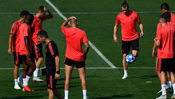 Real Madrid's Welsh forward Gareth Bale (3R) controls a ball during a training session at the Valdebebas training ground in Madrid on September 18, 2018 on the eve of the UEFA Champions' League football match Real Madrid CF against AS Roma. (Pho