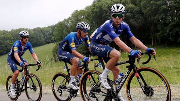 Remco Evenepoel, escoltado por sus compa&ntilde;eros de equipo, en B&eacute;lgica.