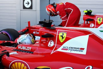 Sebastian Vettel bajando de su Ferrari junto a su compañero de escudería, Kimi Raikkonen.