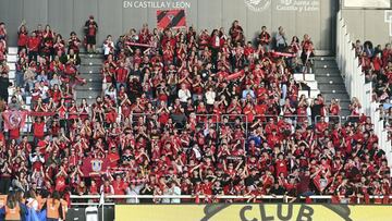 Los aficionados del Mirandés en su visita al estadio de El Plantío en Burgos.
