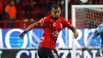 Edwin Cardona durante un partido con Tijuana.