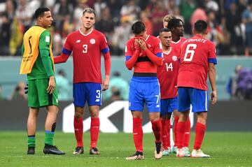 Al Khor (Qatar), 01/12/2022.- Players of Costa Rica react after the FIFA World Cup 2022 group E soccer match between Costa Rica and Germany at Al Bayt Stadium in Al Khor, Qatar, 01 December 2022. Costa Rica lost 2-4. (Mundial de Fútbol, Alemania, Catar) EFE/EPA/Georgi Licovski
