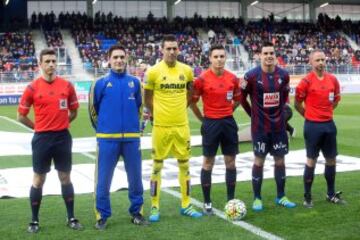 El árbitro Del Cerro Grande acompañado por sus asistentes Yuste Jiménez y Álvarez Cantón, el cuarto árbitro Muñoz Mayordomo y los capitanes Bruno y David García. 
