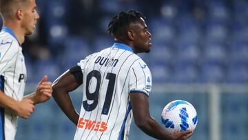 Duván Zapata en un partido de Atalanta