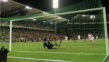 Euro 2000. Zidane marca de penalti el gol que elimin&oacute; a Portugal y meti&oacute; a Francia en la final.
 