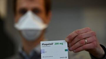Un farmacéutico muestra una caja de tabletas contra la malaria, en Rennes, Francia, el 23 de marzo de 2020.