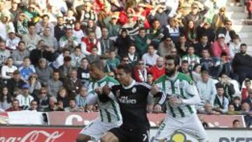 Preso. Cristiano Ronaldo es agarrado por Edimar y Crespo, poco antes de la expulsión del portugués por patear al brasileño.