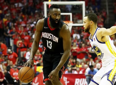 Harden anotó 32 puntos en la noche con solo dos triples. Paupérrima noche desde detrás del perímetro.