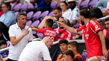ORLANDO, FLORIDA - JUNE 20: Bruno Lage (L), Head Coach of SL Benfica, argues with Orkun Koekcu #10 of SL Benfica on the bench after Koekcu was shown a yellow card during the FIFA Club World Cup 2025 group C match between SL Benfica and Auckland City FC at Inter&Co Stadium on June 20, 2025 in Orlando, Florida. Michael Owens/Getty Images/AFP (Photo by Michael Owens / GETTY IMAGES NORTH AMERICA / Getty Images via AFP)