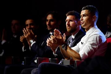 Los jugadores del Barcelona y Juventus, Leo Messi y Cristiano Ronaldo, durante el sorteo de la Champions League.