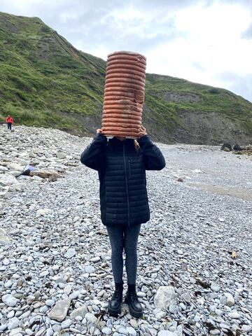 Para su sorpresa le han acompañado 12 personas a las que no conocía y también han estado dos horas. Al final han sido 8 bolsas y también unos hierros grandes como el de esta foto. 