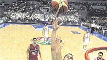 <b>GUERRA DENTRO. </b>Reyes tuvo mucho trabajo con los pívots croatas.