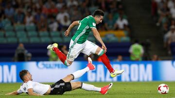 Héctor Herrera se quita a Leon Goretzka.