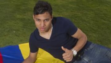 <b>ORGULLOSO DE SUS RA?CES. </b>Jefferson Montero posa para AS ayer sobre el c¨¦sped de la Ciudad Deportiva y con una gran bandera de su pa¨ªs, Ecuador.