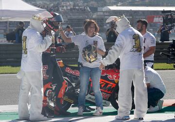 El español Augusto Fernández se ha convertido en el campeón del mundo de Moto2 en el Circuito Ricardo Tormo en el Gran premio de la Comunidad Valenciana.
