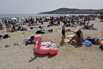 Bañistas en la playa de Varkiza