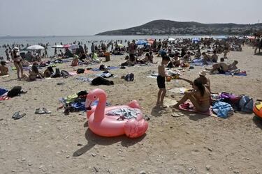 En Grecia vuelven a la playa con ola de calor y distancia