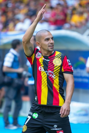 El mediocampista originario de Guadalajara fue de más a menos en Atlas y se marchó a Monarcas Morelia, club en el que encontró más continuidad, después pasó, sin mucha suerte, por Veracruz, Xolos de Tijuana, Atlante, Santos de Guápiles y, finalmente, Leones Negros de la UDG. Con los 'melenudos' volvió a ser regular.