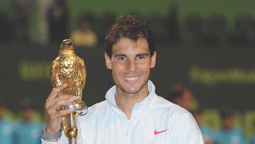 Rafa Nadal, con el trofeo de campeón en Doha 2014.