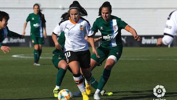 Mari Paz, del Valencia, escapa de varias jugadoras del Espanyol en el duelo disputado en la jornada 17 de la Primera Iberdrola.
