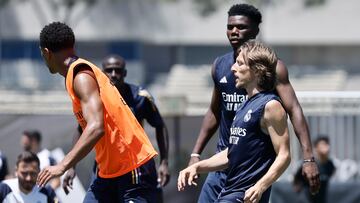 Los Angeles (United States), 20/07/2023.- Luka Modric (R) trains with Real Madrid CF teammates in Los Angeles, California, USA, 20 July 2023. Real Madrid are in the US for their 2023 tour which will start with a match against AC Milan on 24 July in Loas Angeles. EFE/EPA/ETIENNE LAURENT
