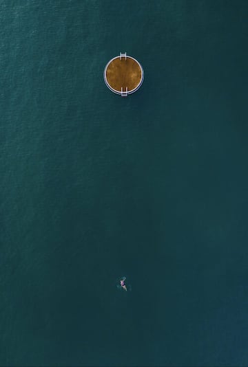 Una persona nada sola a la aventura en Deep Water Bay, Hong Kong.