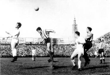 Ha sido una de las leyendas del club rojiblanco. Ha disputado 425 encuentros (es el sexto que más), 45 de ellos en Europa. Debutó el 4 de marzo de 1959 en los cuartos de final de la Copa de Europa ante el Schalke 04, con triunfo por 3-0. De los siete títulos ganados, uno fue europeo: la Recopa de la temporada 61-62. Jugó dos semifinales de la Copa de Europa: en la 58-59 ante el Real Madrid y en la 70-71 ante el Ajax. 