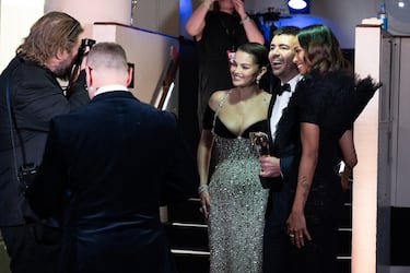 Selena Gomez, Rich Peppiatt y Zoe Saldaña durante los premios BAFTA 2025.