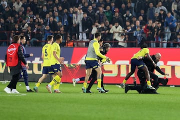 Numerosos ultras del Trabzonspor han agredido este domingo a los jugadores del Fenerbahçe tras perder su club en casa por 2-3. Tras pitarse el final del partido, los jugadores del Fenerbahçe intentaron celebrar la victoria sobre el césped, pero numerosos ultras del Trabzonspor irrumpieron en el campo agrediendo a los jugadores. Los futbolistas se defendieron, produciéndose una batalla campal de la que los jugadores fueron rescatados por las fuerzas de seguridad. 