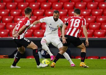 Karim Benzema con Yeray Álvarez y Óscar de Marcos.