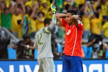 Gonzalo Jara se lamenta tras perder el último penal de Chile frente a Brasil.