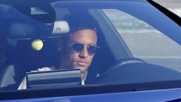 Neymar, al volante de su coche en la ciudad deportiva del Barça.