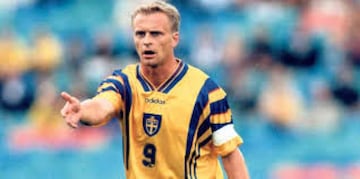 Thern jugó en 75 ocasiones para los suecos de entre las cuales asistió al Mundial de Italia 1990 y Estados Unidos 1994.