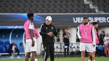 Ancelotti da una instrucción a Tchouameni antes de la Supercopa.