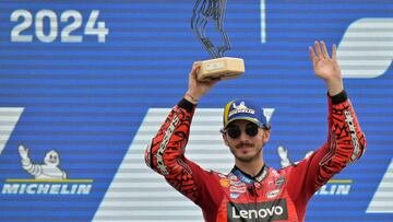 Rostro serio de Bagnaia en el podio de Le Mans.