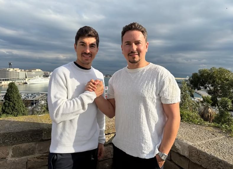 Maverick Viñales y Jorge Lorenzo sellan su alianza.