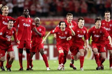 Si no crees en los milagros, basta con ver lo hecho por el Liverpool en la final de la Champions League 2004-05. Los Reds caían 3-0 al medio tiempo frente al AC Milan, que parecía se haría con un título más en la historia del torneo, pero no contaban con que el Liverpool saldría con otra mentalidad para el complemento. Los ingleses empataron el compromiso en 15 minutos del complemento y lo llevaron a la definición 