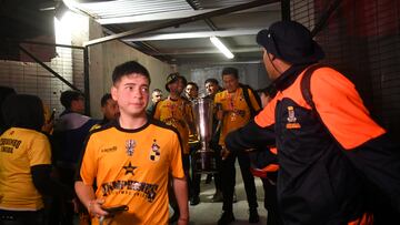 Caamaño, con la copa junto a Manuel Fernández, fue árbitro hasta el 2014. En 2022 llegó a Coquimbo.