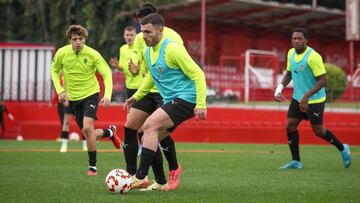 08-11-24. VÍCTOR CAMPUZANO CONTROLA EL BALÓN EN EL ENTRENAMIENTO DEL SPORTING.