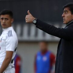 "Tratar de traer a...": Quinteros traza una meta en el mercado