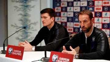 Maguire, junto a Southgate en una rueda de prensa.