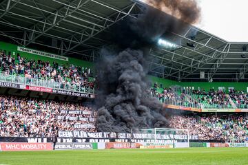 El partido llevaba seis minutos de juego cuando varios hinchas locales saltaron al campo con begalas y botes de humo. Su intenci¨®n era reventar el partido. Y lo consiguieron.